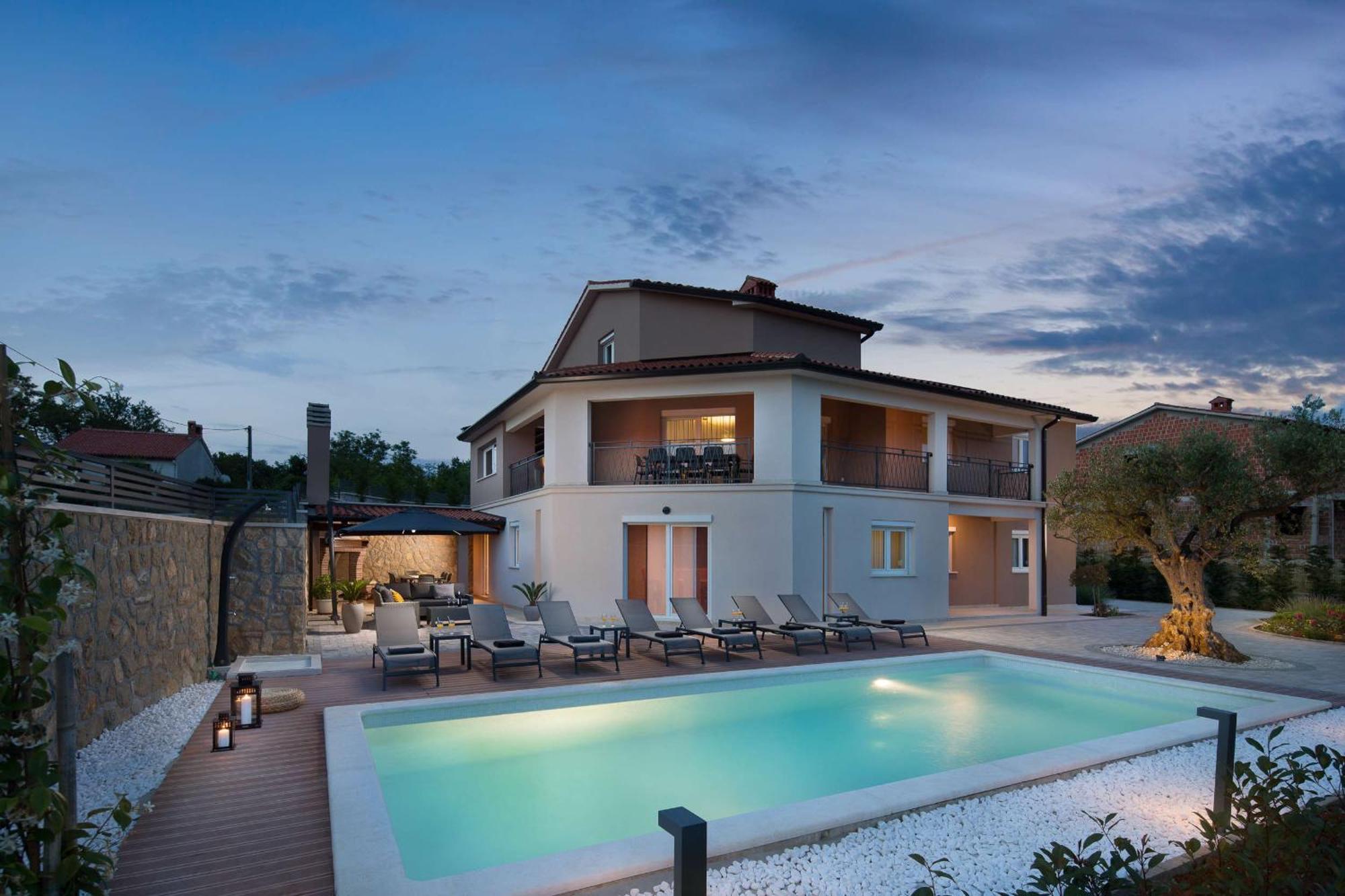 Fabiana, A Luxurious And Spacious Villa, Few Minutes From The